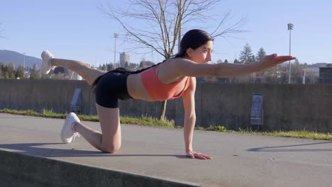 Athletische-Junge-Frau,-Die-Im-Freien-Yoga-Übungen-Mit-Einem-Bein-Und-Einem-Arm-Macht