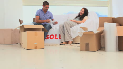 pareja mudándose a su nuevo hogar