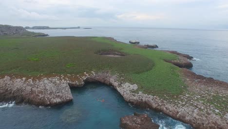 Toma-Aérea-De-La-Isla-Redonda-Con-La-Famosa-Playa-Escondida,-Islas-Marietas,-Nayarit,-México