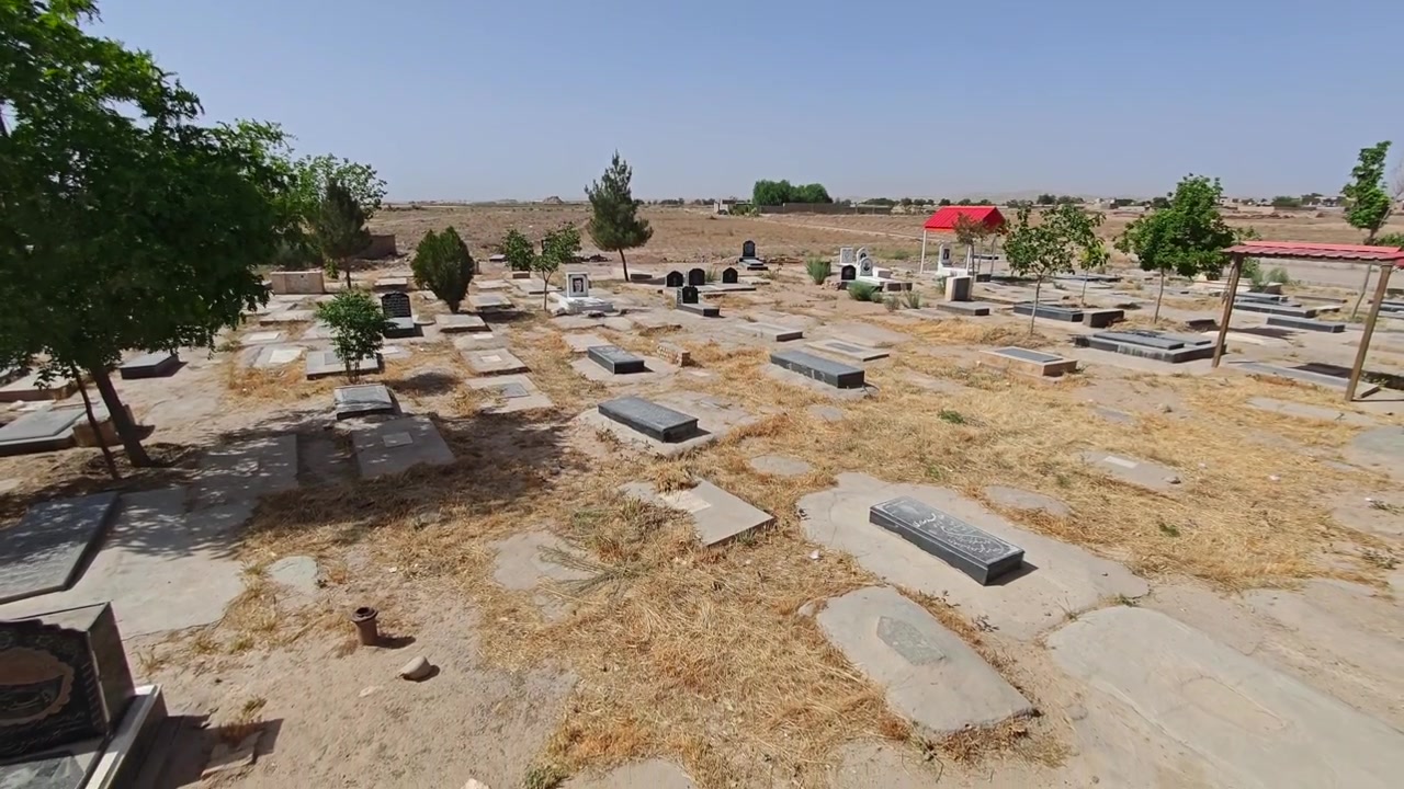 Vista aérea de un cementerio con lápidas tradicionales
