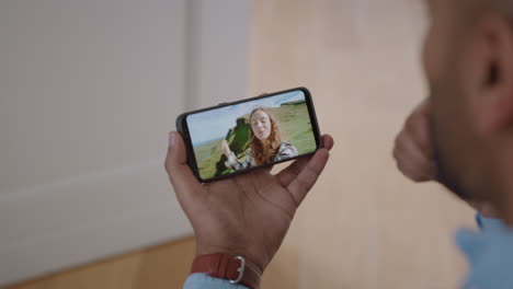 hombre joven chateando en video con su novia en el teléfono inteligente saludando con la mano mujer joven compartiendo viajes de vacaciones en escocia pareja que tiene una relación a larga distancia