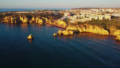 Los-Colores-De-La-Hora-Dorada-Contrastan-Con-El-Océano-Azul-Profundo