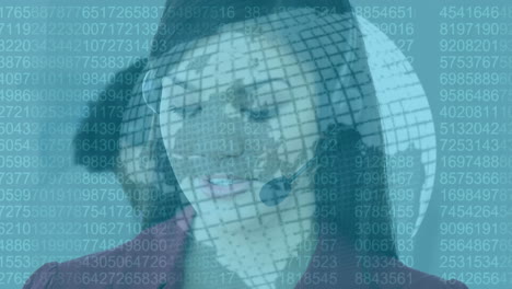procesamiento de datos de codificación binaria y globo sobre ejecutivo de atención al cliente femenino hablando por auricular telefónico
