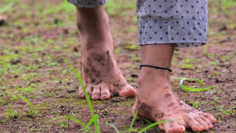 Chica-Caminando-Sobre-La-Hierba,-Primer-Plano-De-Brefoot