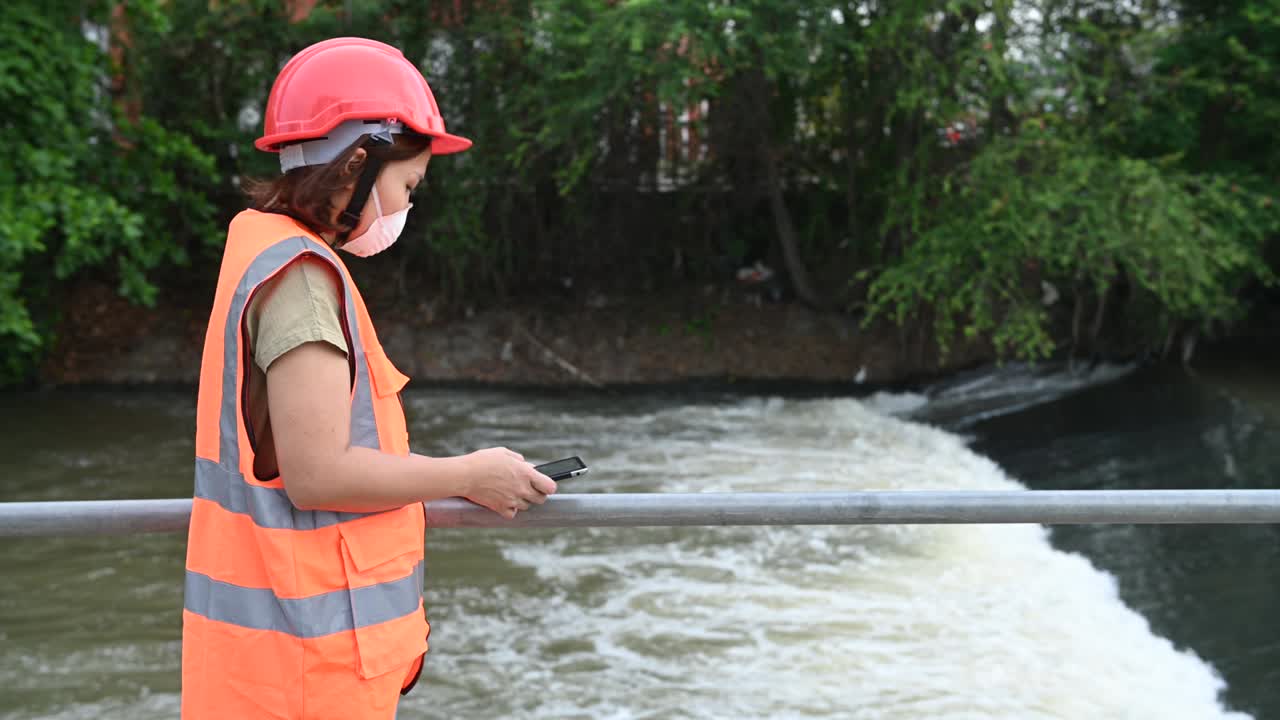 ingenieros ambientales trabajan en plantas de tratamiento de aguas residuales