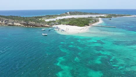 Aerial-view-of-boats-landing-on-idyllic-cay,-Isla-Cabra,-Montecristi