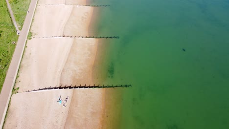 Un-Rápido-Sobrevuelo-Aéreo-A-Vista-De-Pájaro-De-La-Playa-De-Tankerton