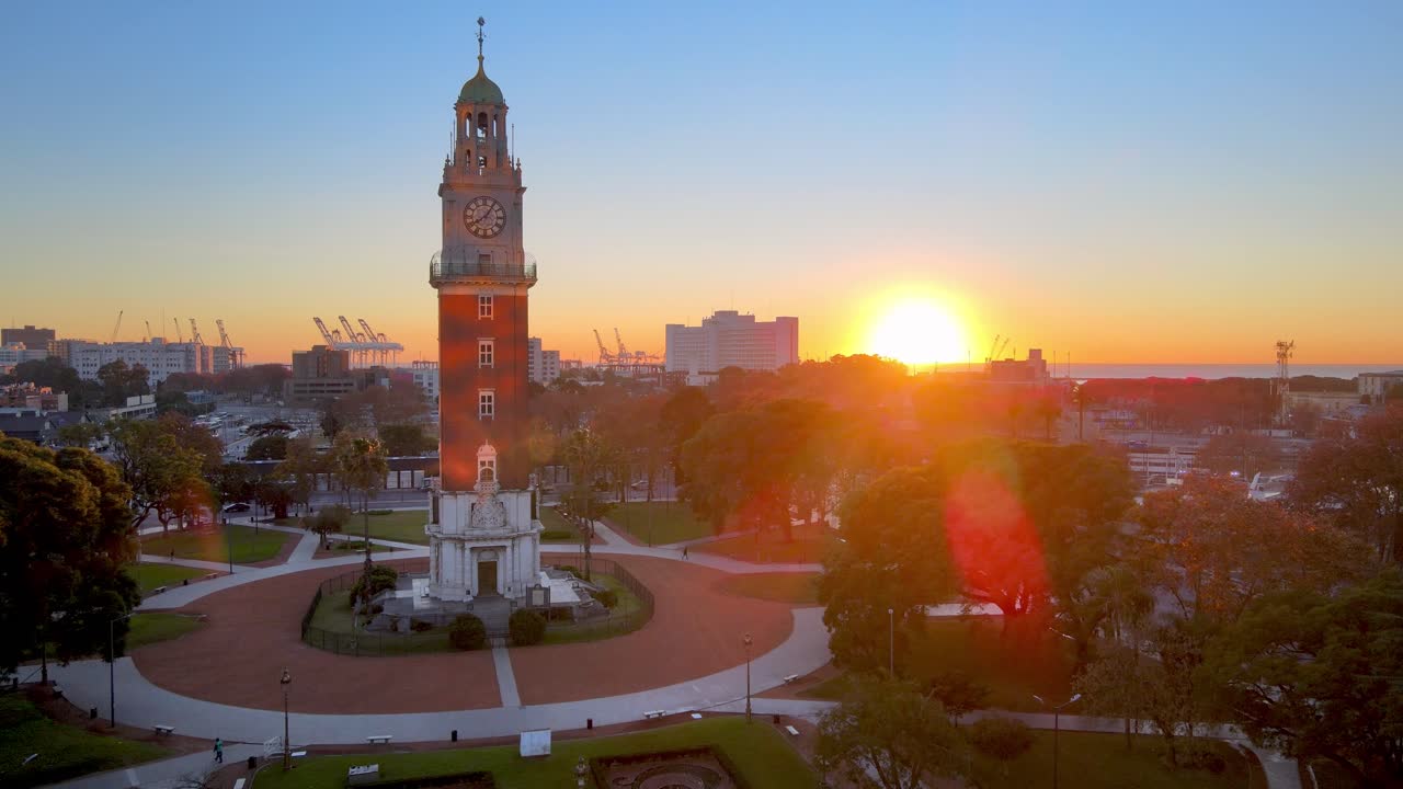 impresionante vista aérea del amanecer de la torre monumental en retiro, buenos aires