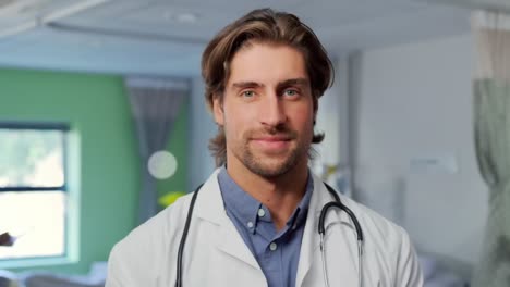 animación de números cambiantes y iconos de perfil sobre un médico caucásico sonriendo en el hospital.