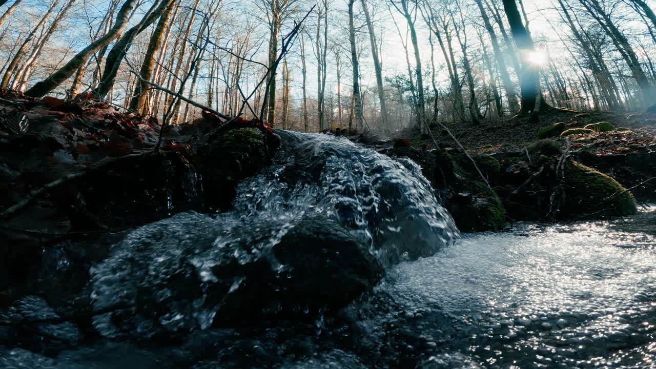Kleiner wasserreicher Bach in den italienischen Bergen