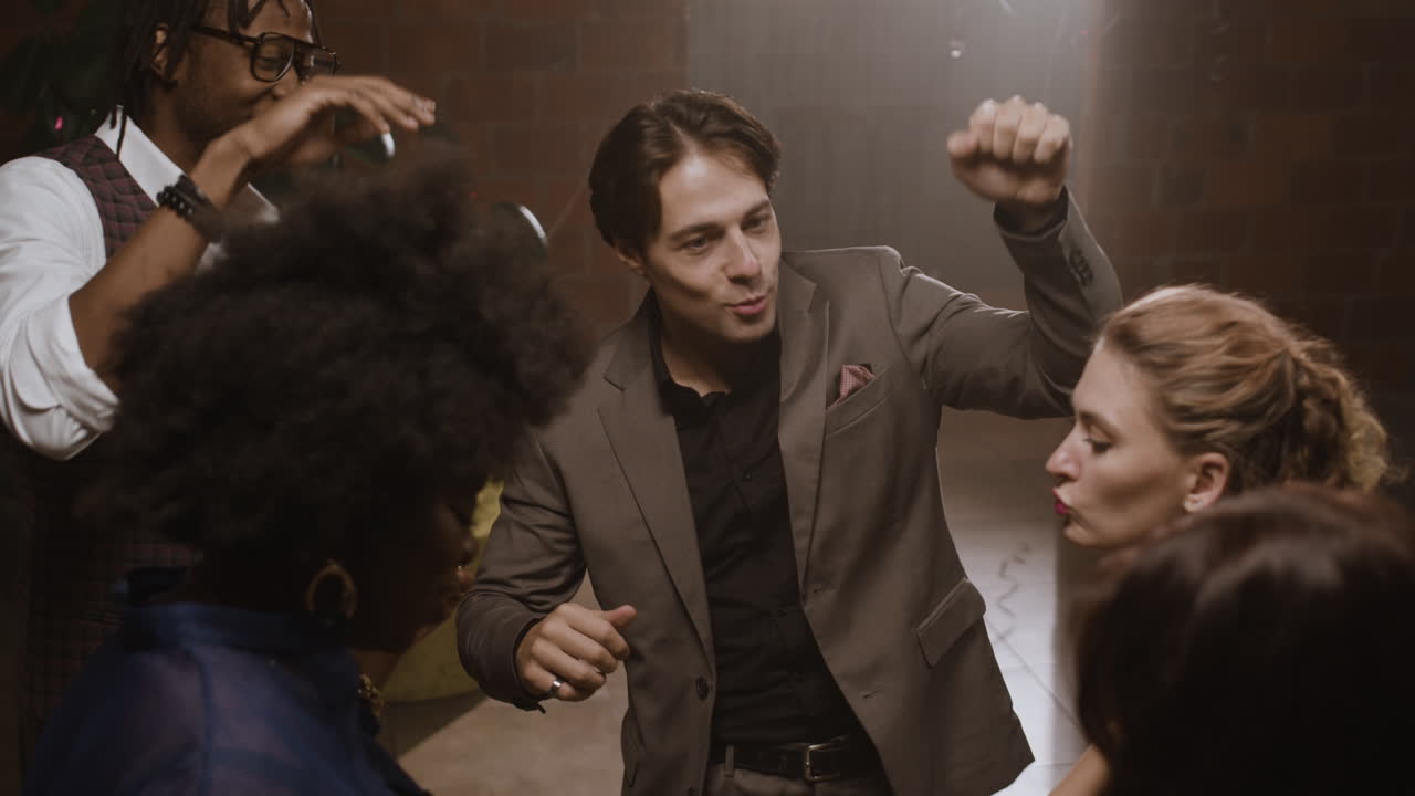 파티에서 춤을 추는 사람들