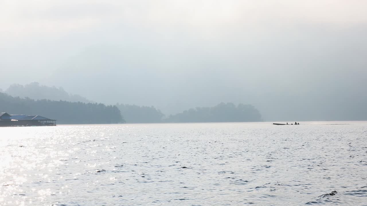 배 와 함께 안개 호수 해가 뜨는 것
