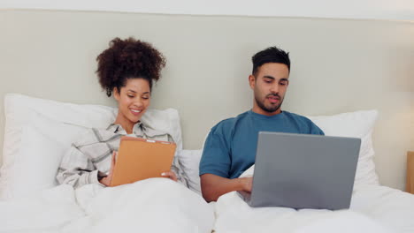 pareja, tableta y portátil con hablar en la cama