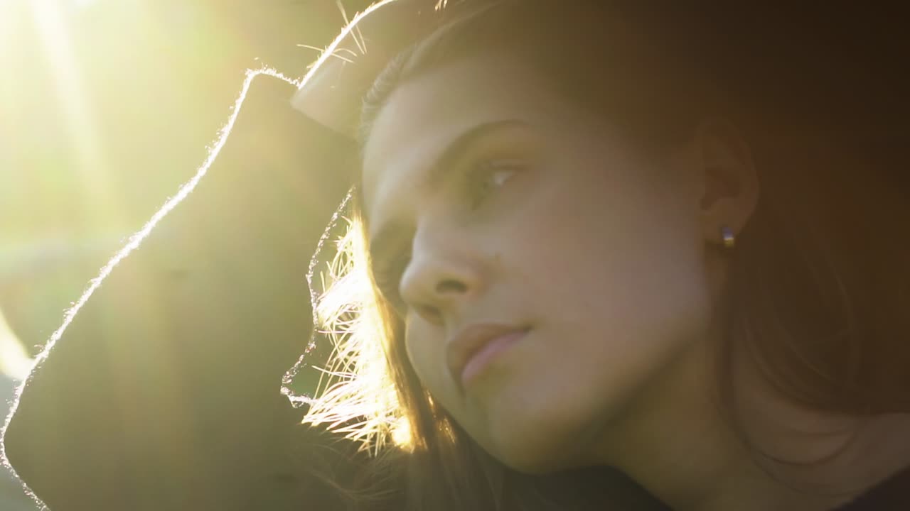 mujer a la luz del sol