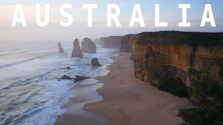 Formación rocosa de los Doce Apóstoles en Australia superpuesta con un gráfico animado que muestra la palabra Australia