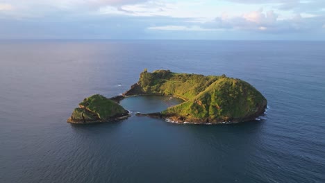 cráter de la isla volcánica avión no tripulado vuela océano azul en sao miguel azores portugal