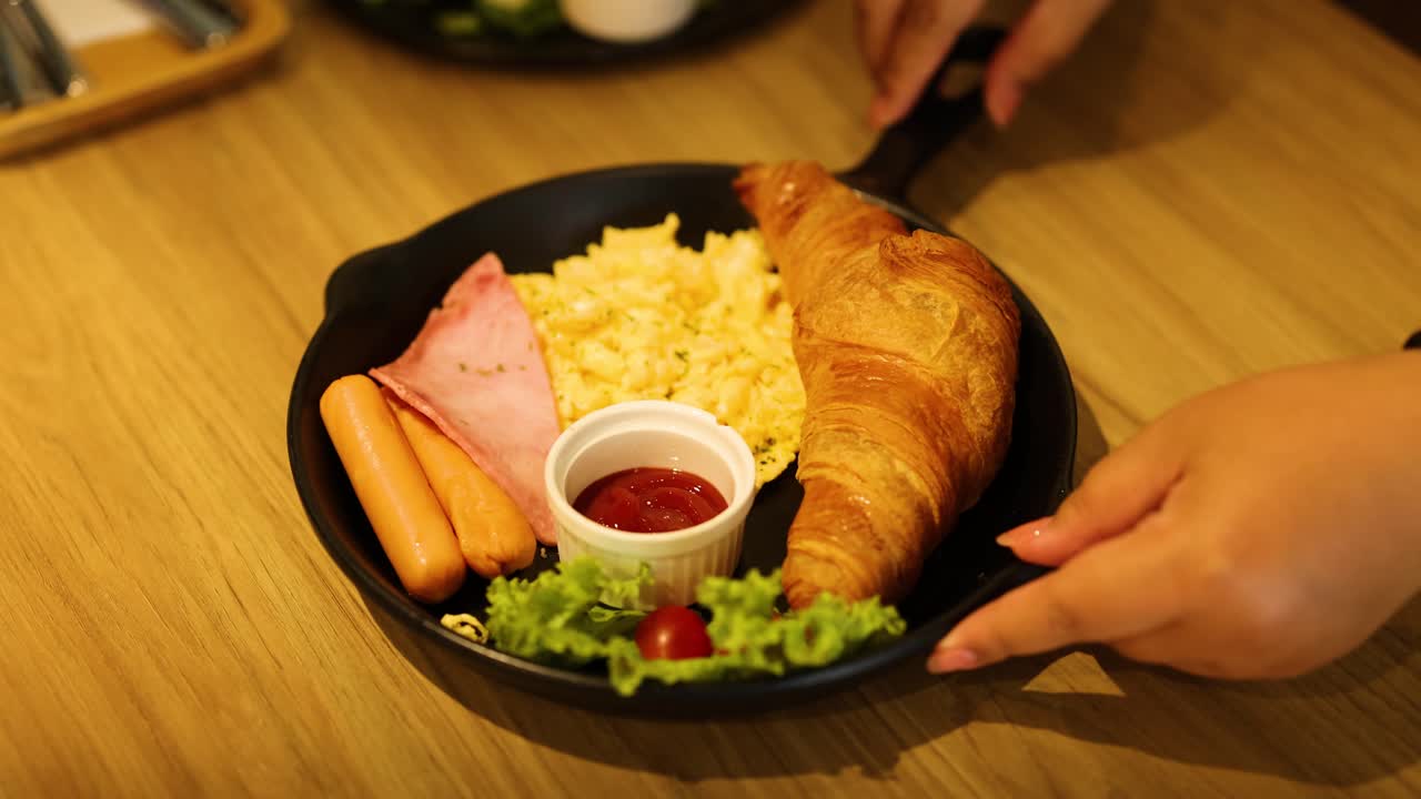 delicioso plato de desayuno con croissant y salchichas