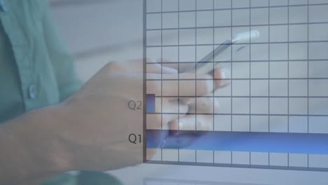 animación del procesamiento de datos estadísticos contra la sección media de un hombre que usa un teléfono inteligente
