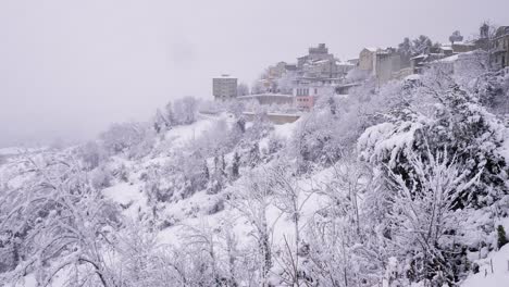 Vista-De-Guardiagrele-Cubierto-De-Nieve-Desde-El-Jardín-De-Villa-Comunale,-Abruzzo,-Italia