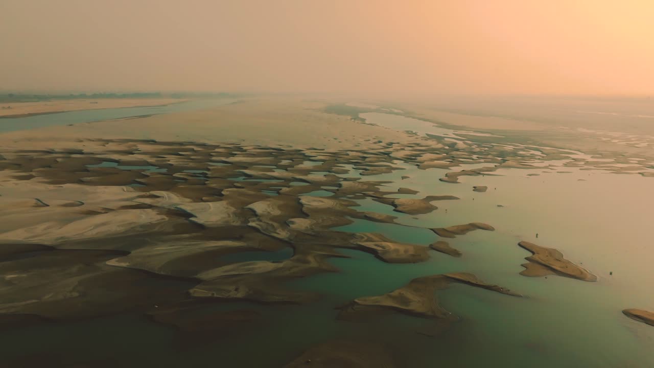 Flyfoto som viser Kotri Barrage, øyer og elvelandskap ved solnedgang i Sindh