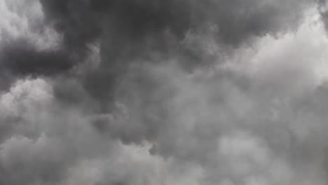 fondo de tormenta y oscuras nubes gruesas en el cielo