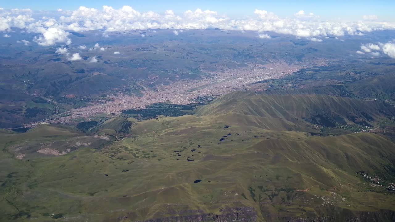 avión vista a la montaña de la ciudad de cusco por encima de las nubes de los andes peruanos