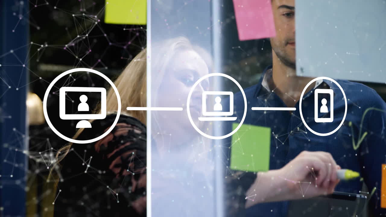 animación de diagrama de flujo de iconos y puntos conectados, diversos compañeros de trabajo haciendo lluvia de ideas en la pared de vidrio
