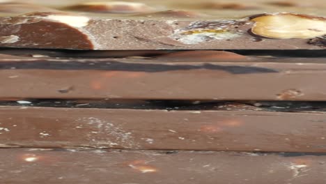 primer plano de leche apilada y barras de chocolate oscuro con avellanas