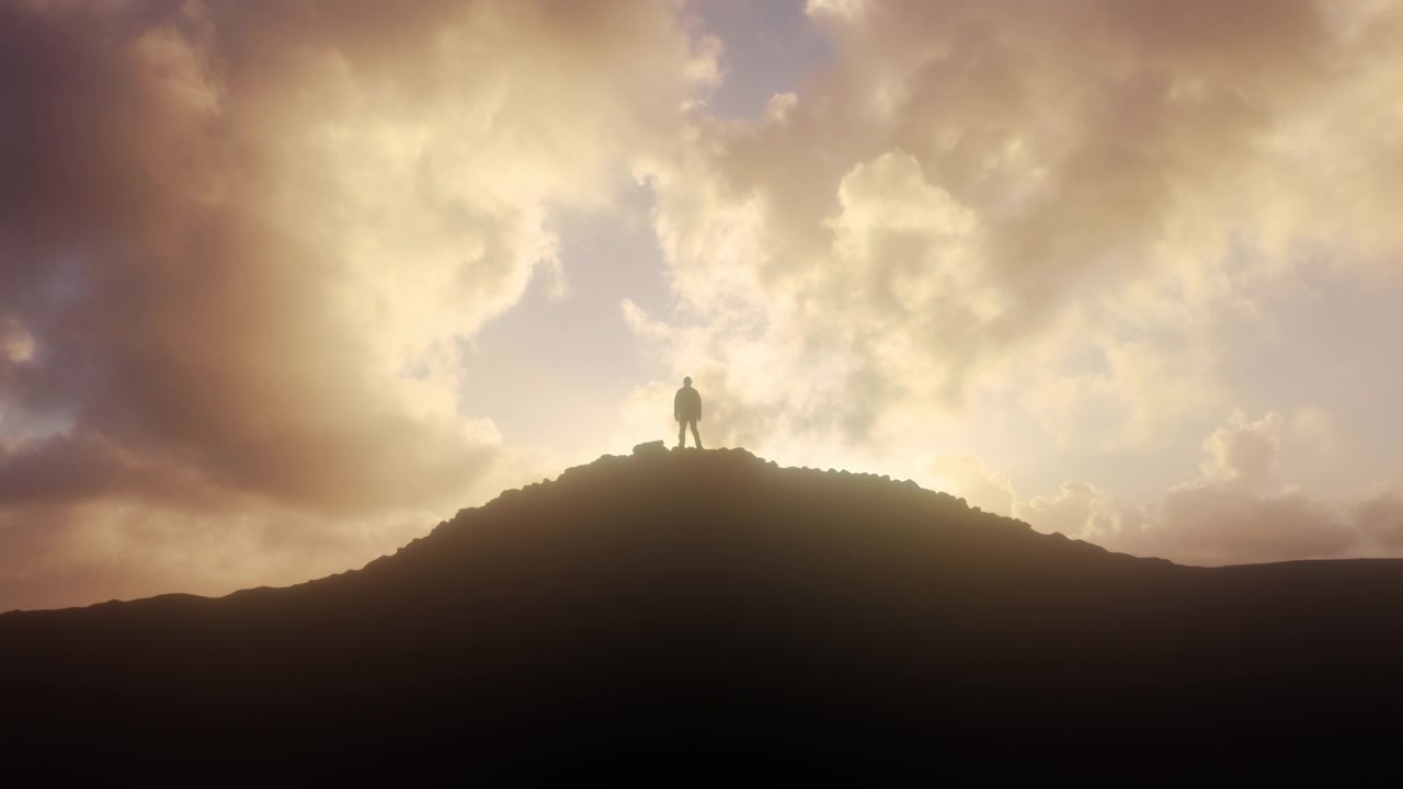 Pequeña figura masculina en silueta mirando hacia las nubes del amanecer que se mueven lentamente. Perfecto para contenido de meditación, atención plena e inspiración. Toma compuesta