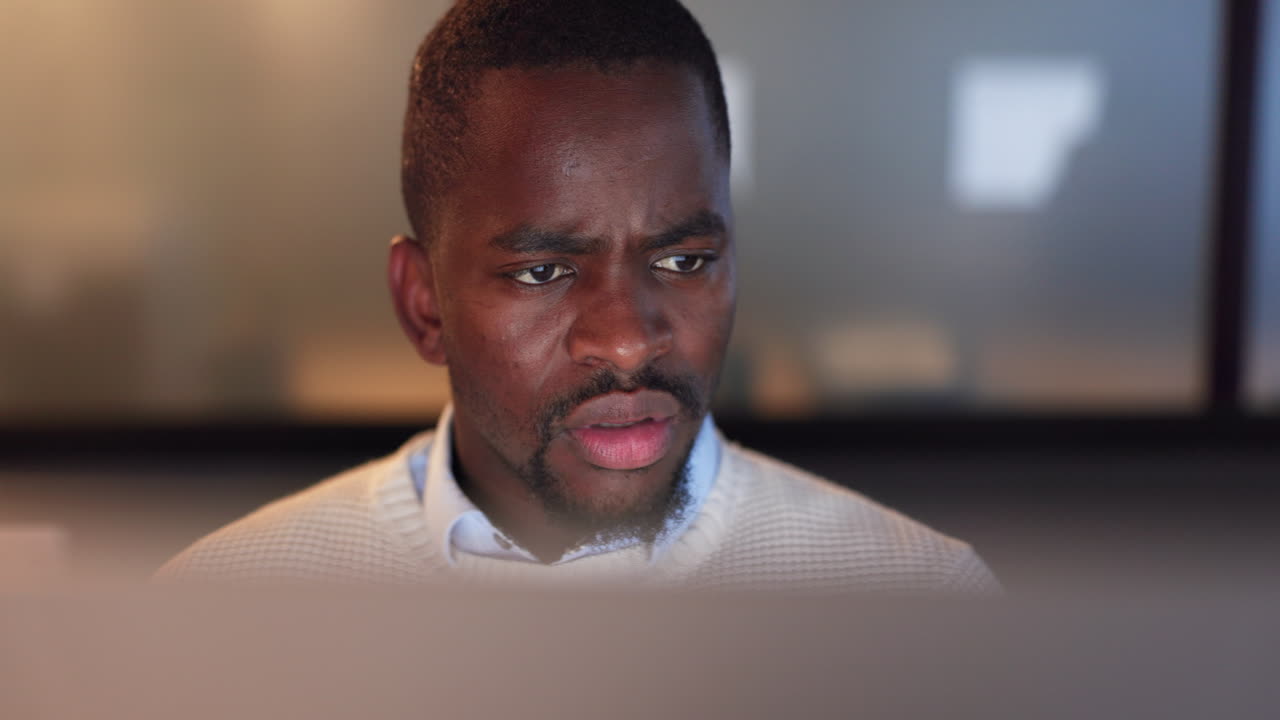 Pensiero, notte e uomo d'affari africano