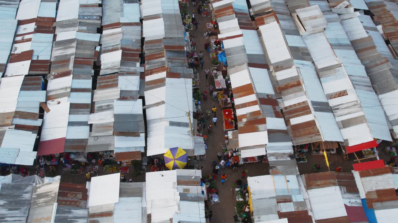 vista aérea del monte meru en la ciudad de arusha, tanzania