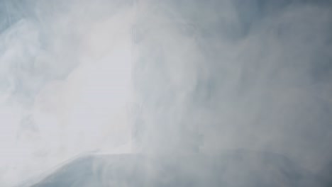 humo blanco en una cámara vintage de doble lente - 01