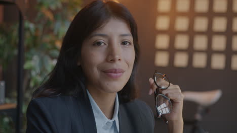 mujer de negocios en una reunión