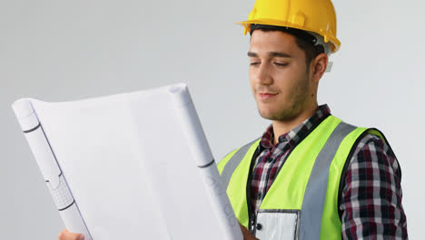 arquitecto masculino mirando el plano contra un fondo blanco 4k 4k