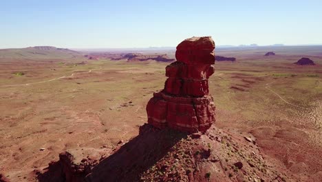 increíble antena alrededor de las colinas y formaciones rocosas de monument valley, utah 2