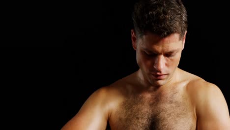 un boxeador con guantes de boxeo