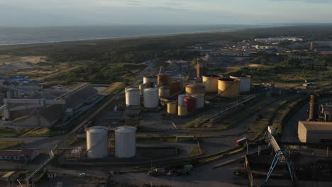 área industrial disparada desde el aire ángulo puesta de sol río adour que se une al océano atlántico