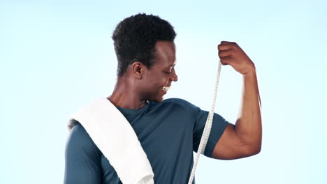 Hombre-Negro,-Culturista-Mide-Bíceps