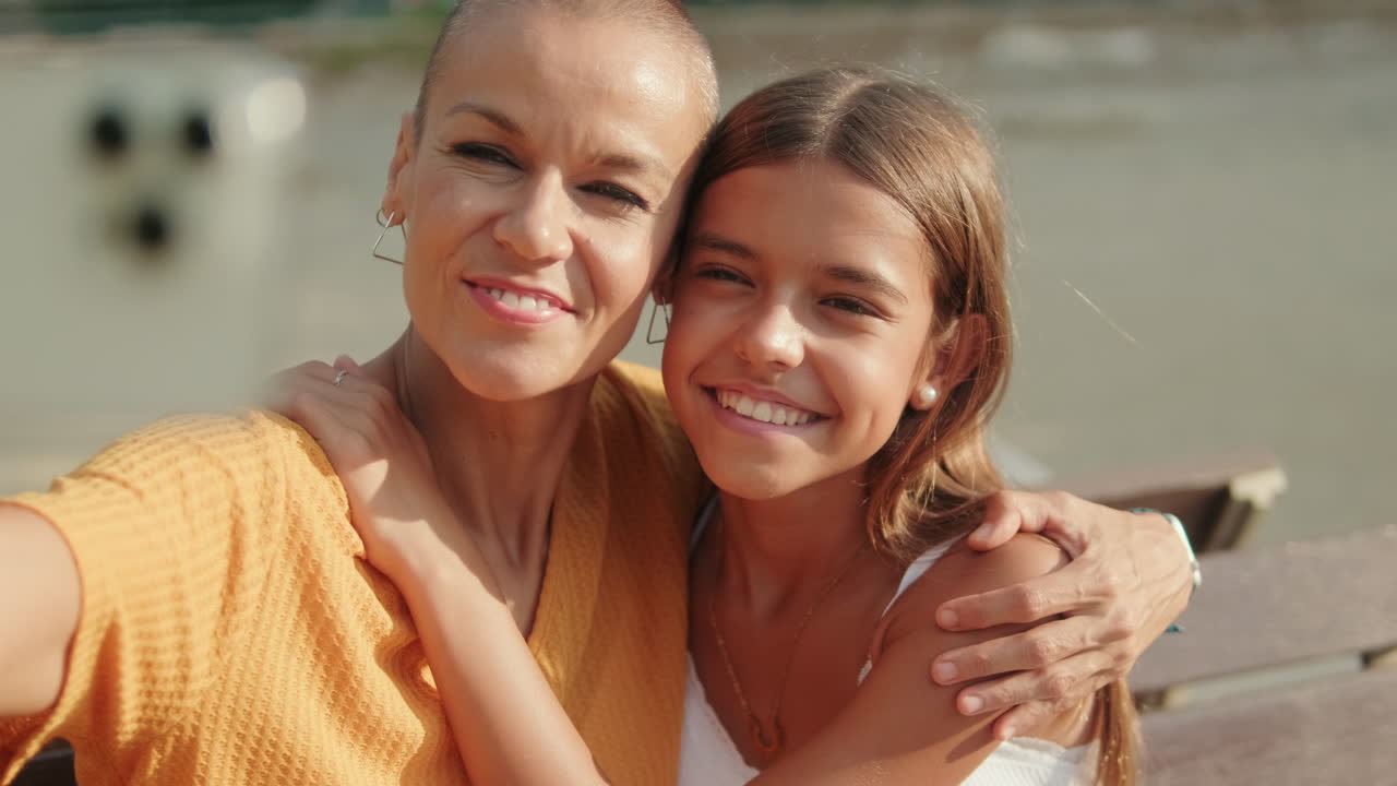 Mãe e filha compartilham um momento no parque