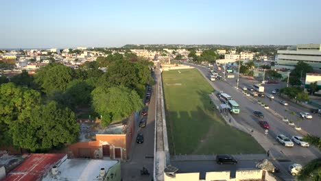 tiro con drone en fpv del muro original de campeche en mexico al atardecer