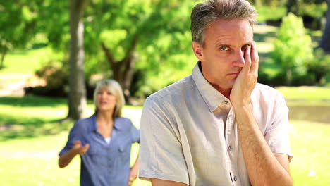 pareja no hablando después de una disputa en el parque