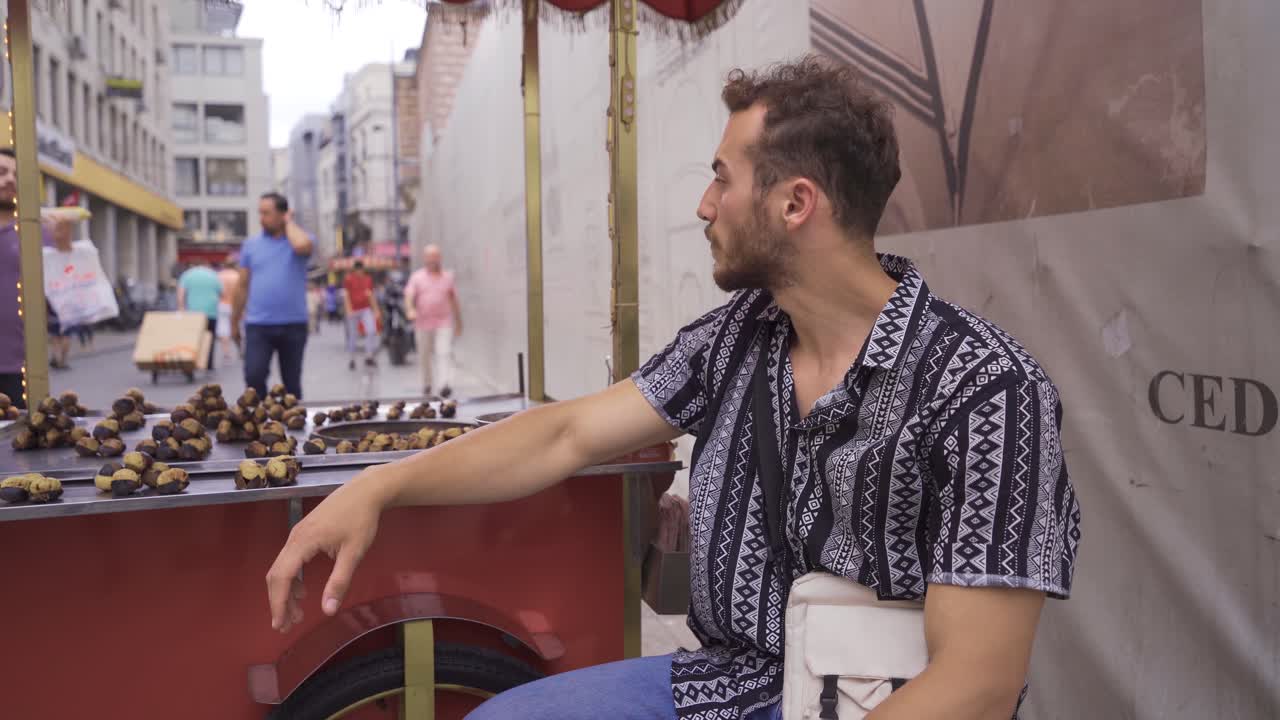 el joven está trabajando.