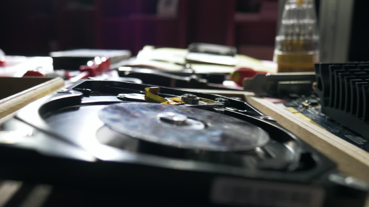 컴퓨터 부품 및 도구 위의 아크 모션