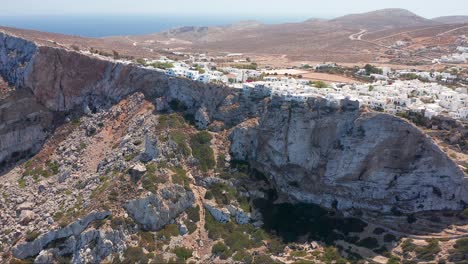 Antena-Ascendente-Ciudad-Costera-Griega-Pintoresca-Sentada-En-El-Paisaje-Del-Borde-Del-Acantilado,-Grecia