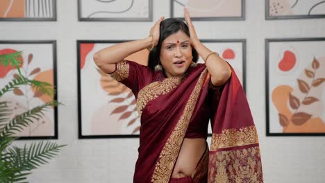 Mujer-India-Sorprendida-Gritando-Y-Chillando