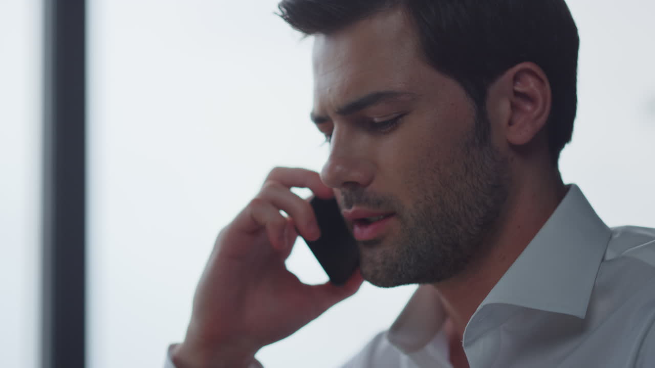 드폰으로 전화하는 남자