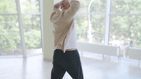 hombre bailando breakdance en un estudio moderno
