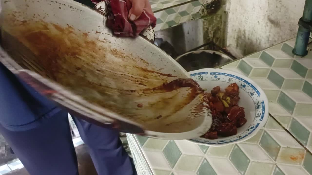 verter los resultados de la cocción de la carne en un plato