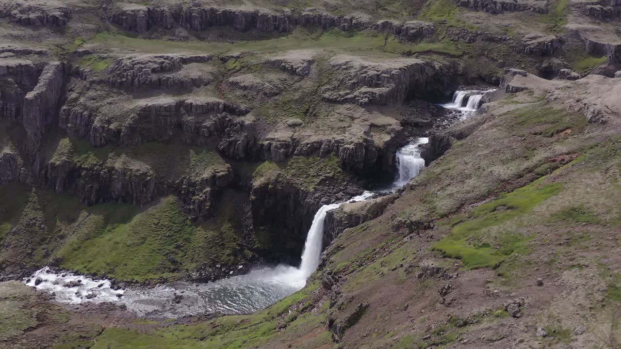 cascada escénica en el cañón de islandia con varios niveles, berufjörður, antena
