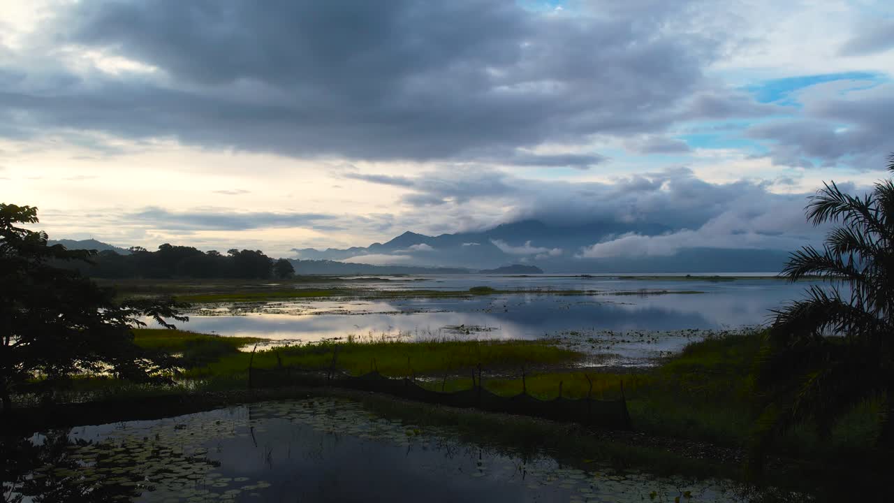 봄 일몰 빛 4k 공중 평면도의 호수와 산
